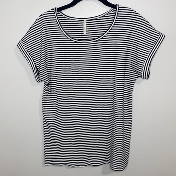 🪿Adorable striped top! - Picture 2 of 6